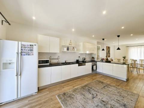 
Moradia térrea V3+1 renovada com gosto situada a poucos minutos de Santa Bárbara de Nexe