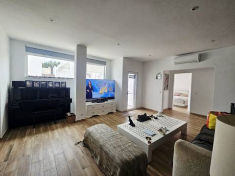 
Moradia térrea V3+1 renovada com gosto situada a poucos minutos de Santa Bárbara de Nexe