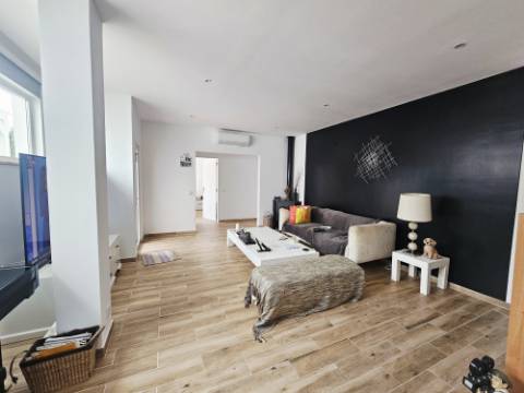 
Moradia térrea V3+1 renovada com gosto situada a poucos minutos de Santa Bárbara de Nexe