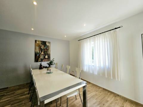 
Moradia térrea V3+1 renovada com gosto situada a poucos minutos de Santa Bárbara de Nexe