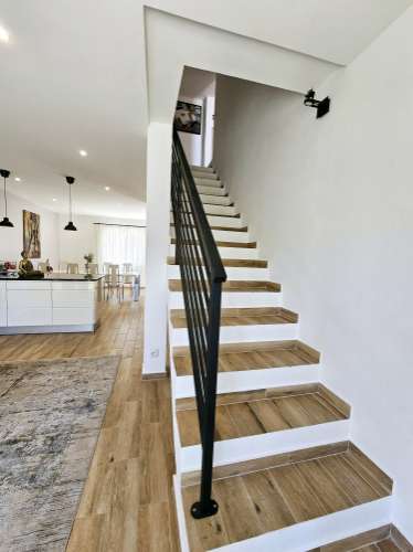 
Moradia térrea V3+1 renovada com gosto situada a poucos minutos de Santa Bárbara de Nexe