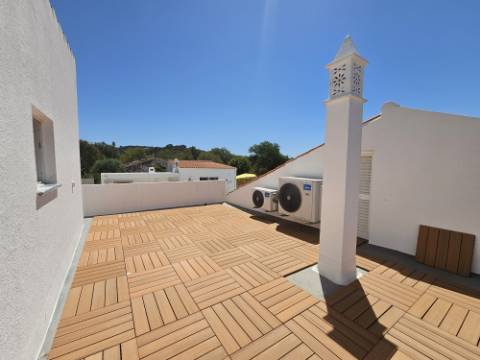 
Moradia térrea V3+1 renovada com gosto situada a poucos minutos de Santa Bárbara de Nexe