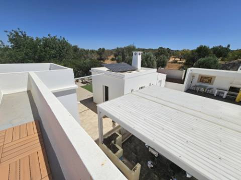 
Moradia térrea V3+1 renovada com gosto situada a poucos minutos de Santa Bárbara de Nexe