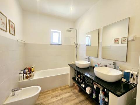 
Moradia térrea V3+1 renovada com gosto situada a poucos minutos de Santa Bárbara de Nexe