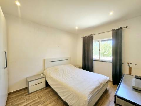 
Moradia térrea V3+1 renovada com gosto situada a poucos minutos de Santa Bárbara de Nexe