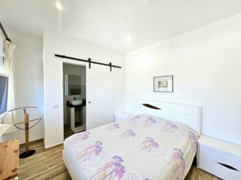 
Moradia térrea V3+1 renovada com gosto situada a poucos minutos de Santa Bárbara de Nexe