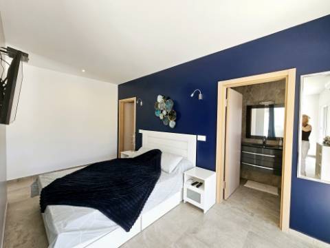 
Moradia térrea V3+1 renovada com gosto situada a poucos minutos de Santa Bárbara de Nexe