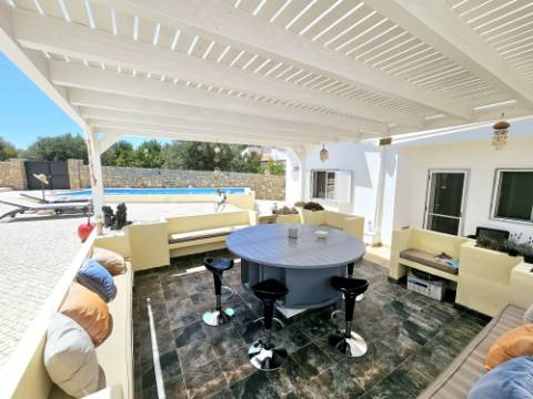 
Moradia térrea V3+1 renovada com gosto situada a poucos minutos de Santa Bárbara de Nexe