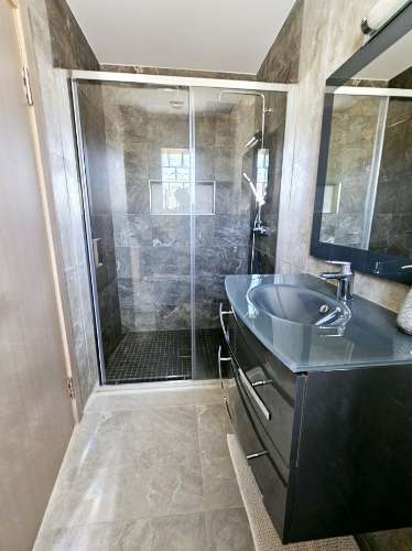 
Moradia térrea V3+1 renovada com gosto situada a poucos minutos de Santa Bárbara de Nexe