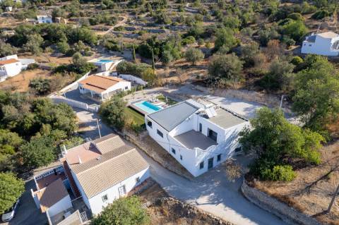 Magnifica propriedade de 4 quartos com vista mar.