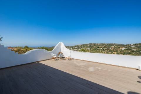 Magnifica propriedade de 4 quartos com vista mar.