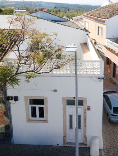 Moradia restaurada com vista para as muralhas do Castelo de Loulé