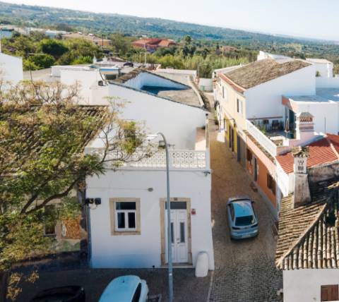 Moradia restaurada com vista para as muralhas do Castelo de Loulé