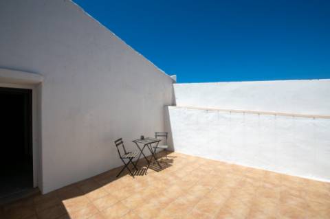 Moradia restaurada com vista para as muralhas do Castelo de Loulé