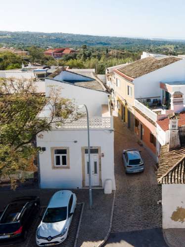 Moradia restaurada com vista para as muralhas do Castelo de Loulé