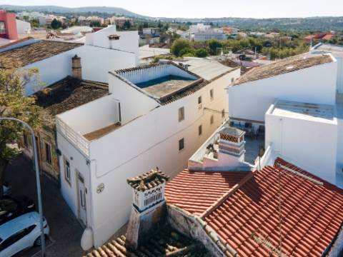 Moradia restaurada com vista para as muralhas do Castelo de Loulé