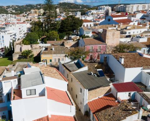 Moradia restaurada com vista para as muralhas do Castelo de Loulé