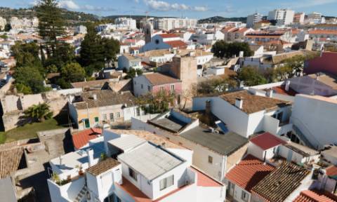 Moradia restaurada com vista para as muralhas do Castelo de Loulé