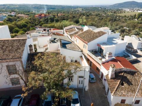 Moradia restaurada com vista para as muralhas do Castelo de Loulé