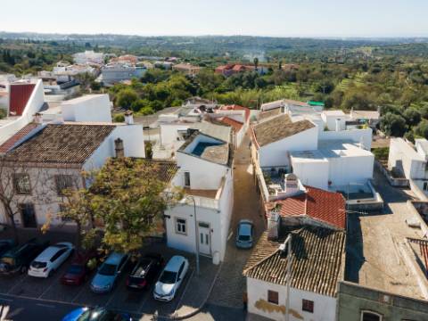 Moradia restaurada com vista para as muralhas do Castelo de Loulé