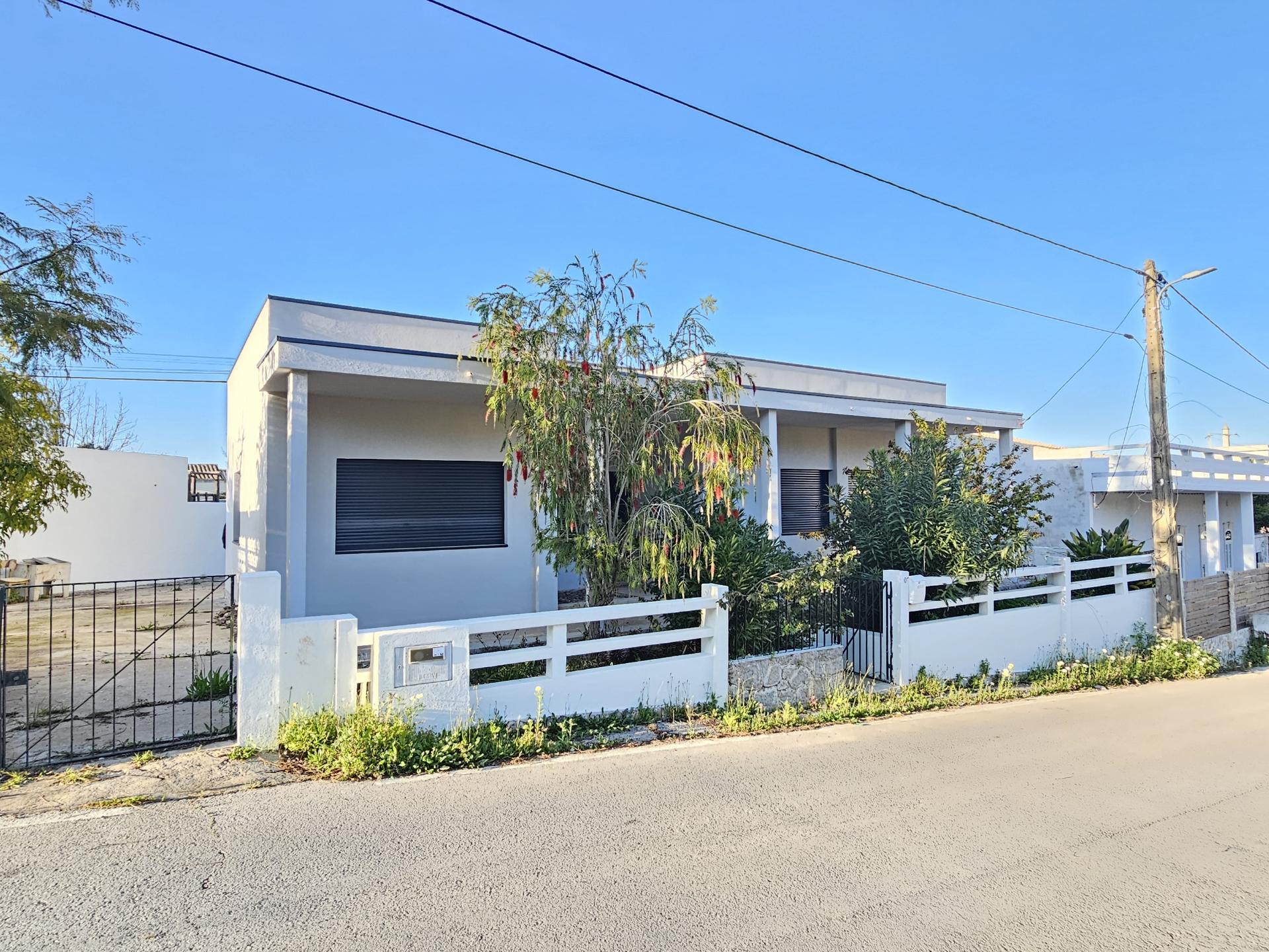 Moradia V3 renovada, com logradouro e anexo