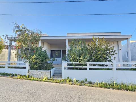 Moradia V3 renovada, com logradouro e anexo