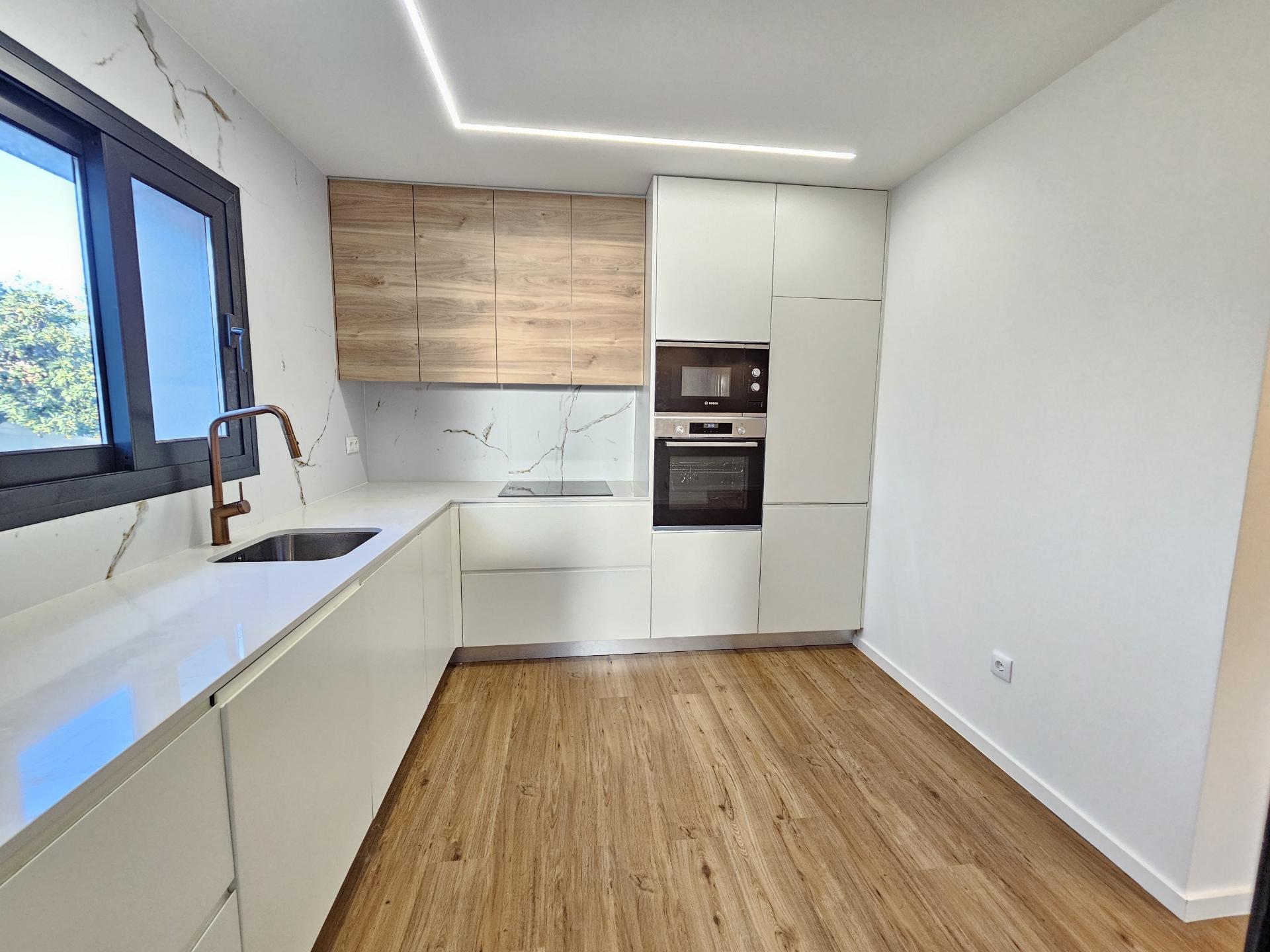 Moradia V3 renovada, com logradouro e anexo