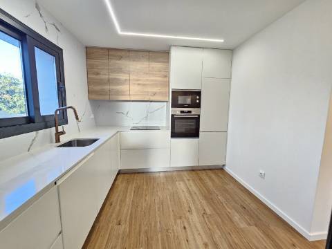 Moradia V3 renovada, com logradouro e anexo