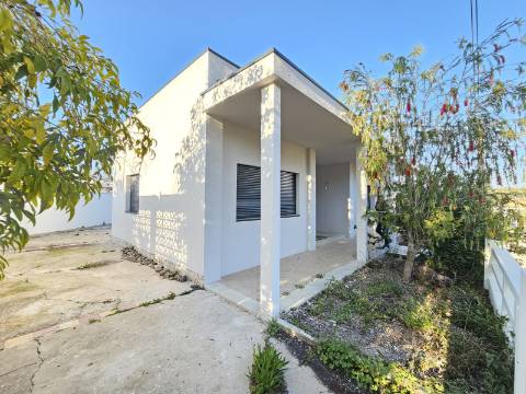 Moradia V3 renovada, com logradouro e anexo