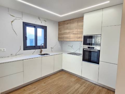 Moradia V3 renovada, com logradouro e anexo