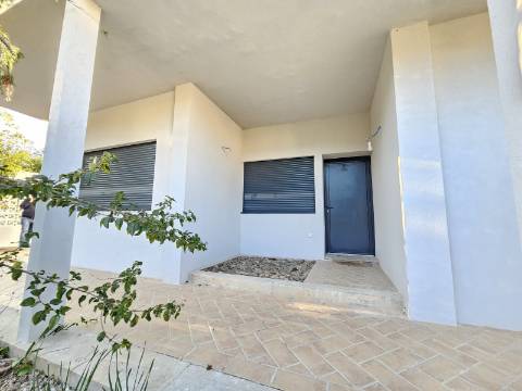 Moradia V3 renovada, com logradouro e anexo