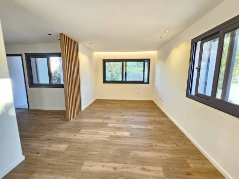 Moradia V3 renovada, com logradouro e anexo