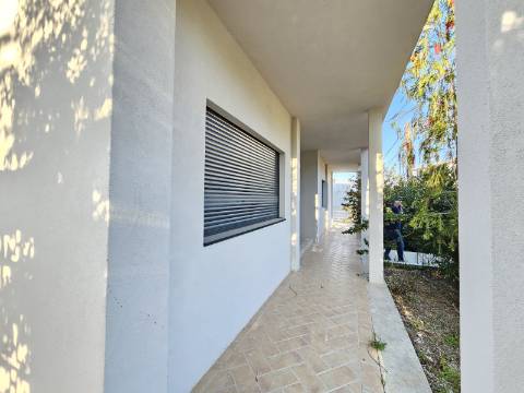 Moradia V3 renovada, com logradouro e anexo