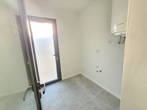 Moradia V3 renovada, com logradouro e anexo