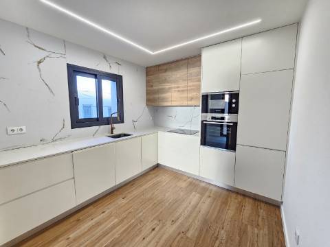 Moradia V3 renovada, com logradouro e anexo