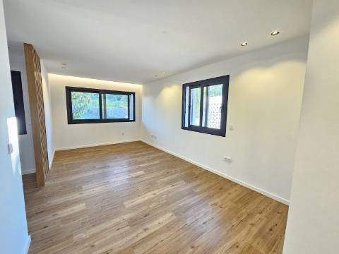 Moradia V3 renovada, com logradouro e anexo