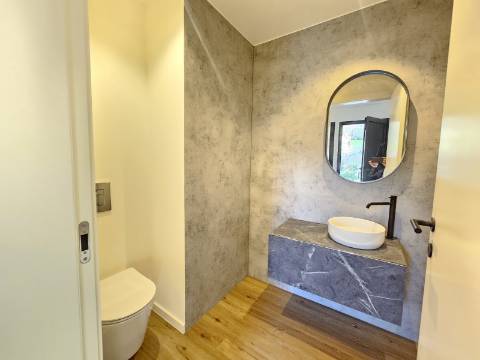 Moradia V3 renovada, com logradouro e anexo