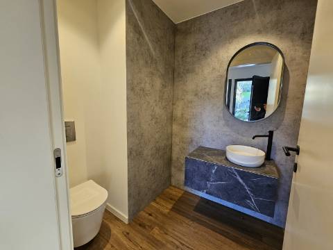 Moradia V3 renovada, com logradouro e anexo