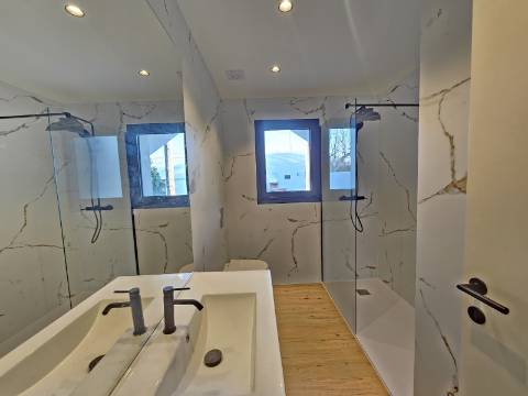 Moradia V3 renovada, com logradouro e anexo