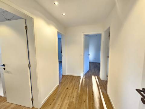 Moradia V3 renovada, com logradouro e anexo