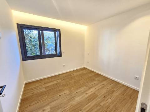 Moradia V3 renovada, com logradouro e anexo