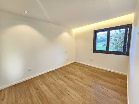 Moradia V3 renovada, com logradouro e anexo