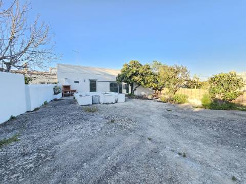 Moradia V3 renovada, com logradouro e anexo