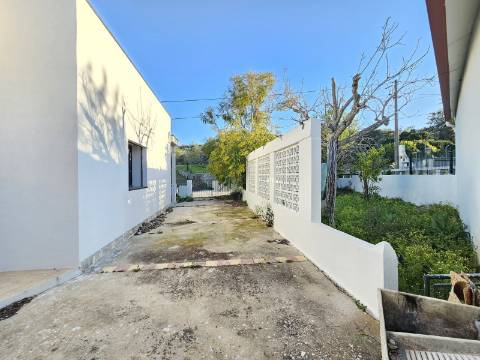 Moradia V3 renovada, com logradouro e anexo