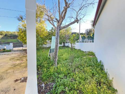 Moradia V3 renovada, com logradouro e anexo