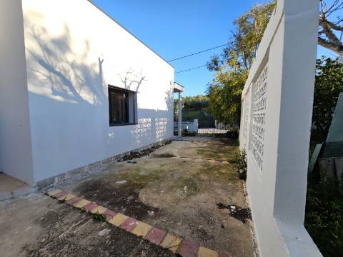 Moradia V3 renovada, com logradouro e anexo