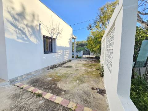 Moradia V3 renovada, com logradouro e anexo