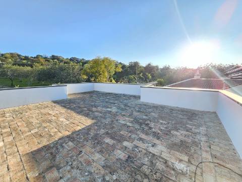 Moradia V3 renovada, com logradouro e anexo