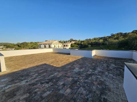 Moradia V3 renovada, com logradouro e anexo