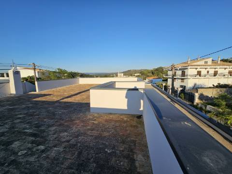 Moradia V3 renovada, com logradouro e anexo